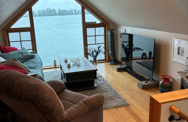 Fully Furnished 1 bed on the Columbia River Gallery 4