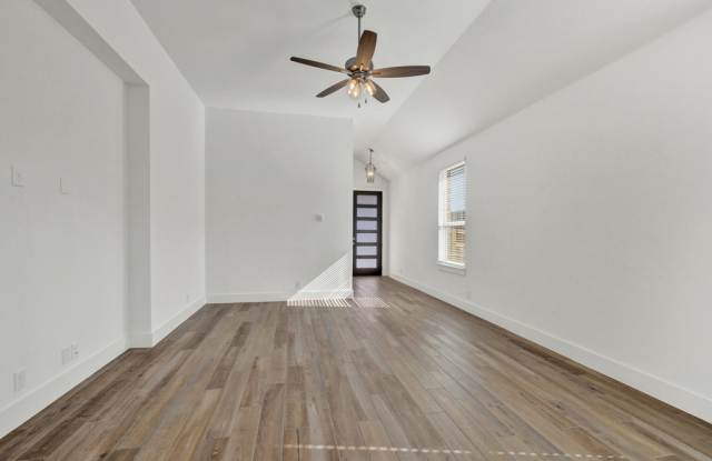 1033 Easy Gruene Gallery 4