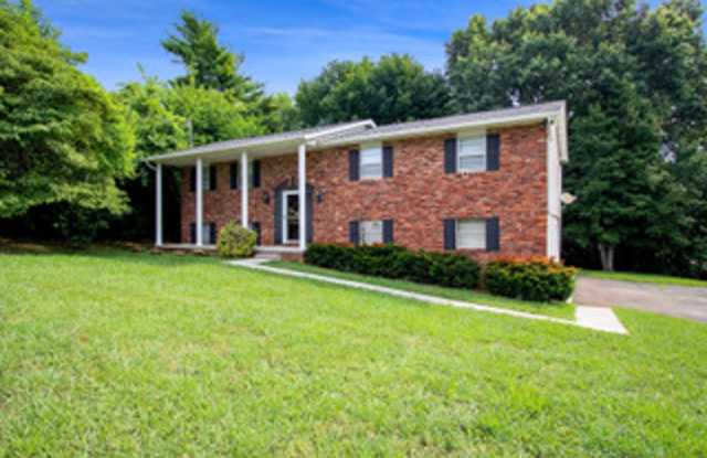Knoxville 37934 - Split-level Home with 4 Bedrooms, 2 Baths & a 2-car garage. Call Lisa Vineyard and Shannon Russell (865) 216-9334 photos photos