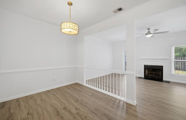 748 Creekside Crescent - 1 Gallery 2