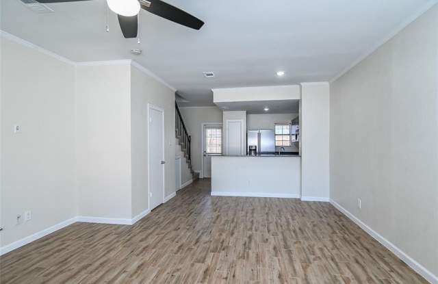 232 Samuel Boulevard Gallery 4