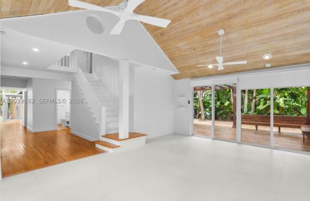 3945 Loquat Ave photos photos