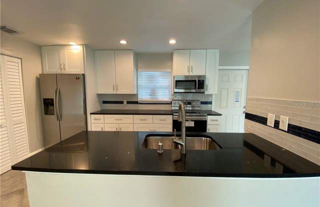 5823 ERIN LANE S Gallery 4