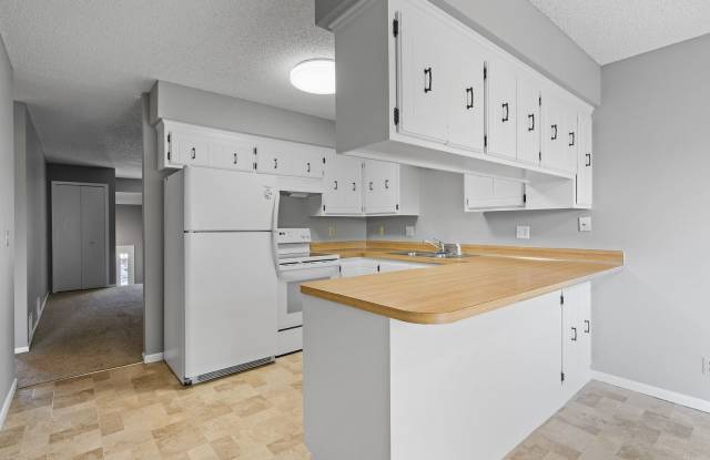 3BR/2Bath Townhome Available Early Sept! Gallery 4
