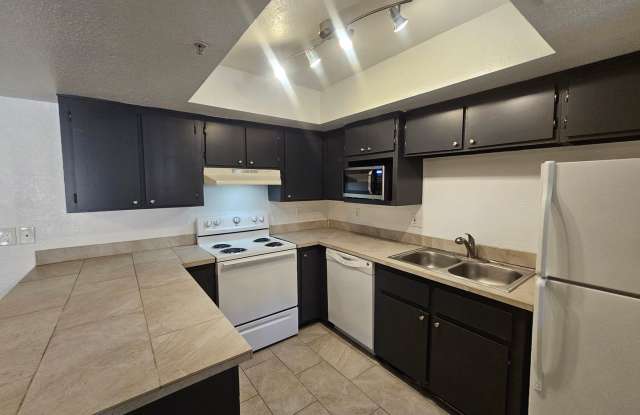 1 Bedroom Condo - Scottsdale - Updated - Ground level - In unit washer/dryer Gallery 1