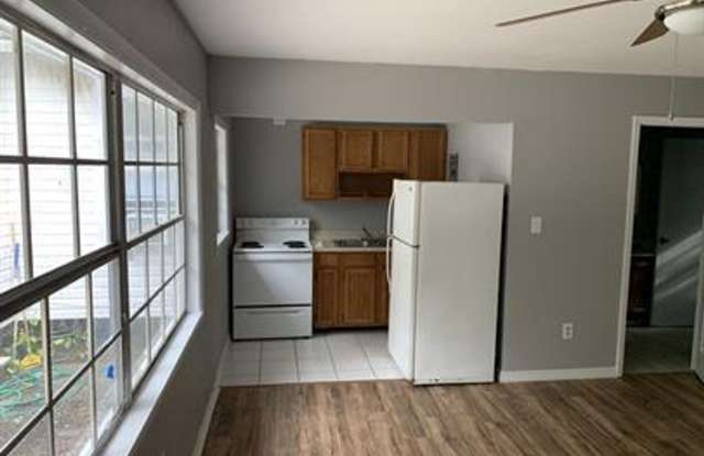 Welcome to this charming 3-bedroom, 1-bathroom apartment located in the heart of Leesburg, Florida! photos photos