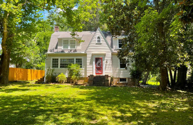 Beautifully Restored Victorian Home on quiet lot...Just south of UNC Hospitals & Campus Gallery 1