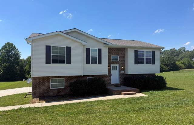 Spacious 3-Bedroom Split-Level Home with Bonus Space & Large Yard photos photos Spacious 3-Bedroom Split-Level Home with Bonus Space & Large Yard photos photos