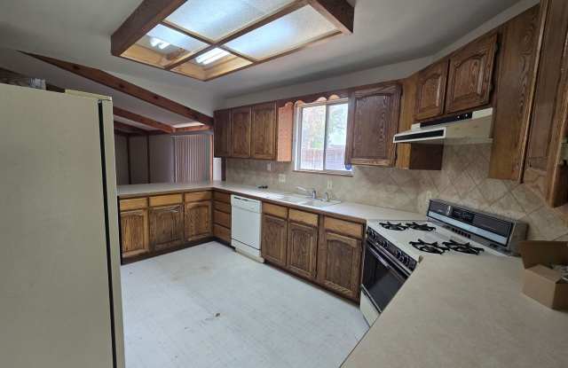 BRAND NEW PAINT & CARPET THROUGHOUT! Gallery 3