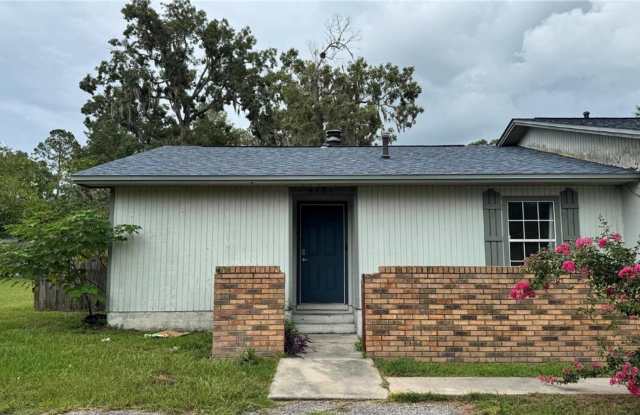 Cozy & Convenient 2 Bedroom, 1 Bath Duplex with Large Yard & Deck photos photos
