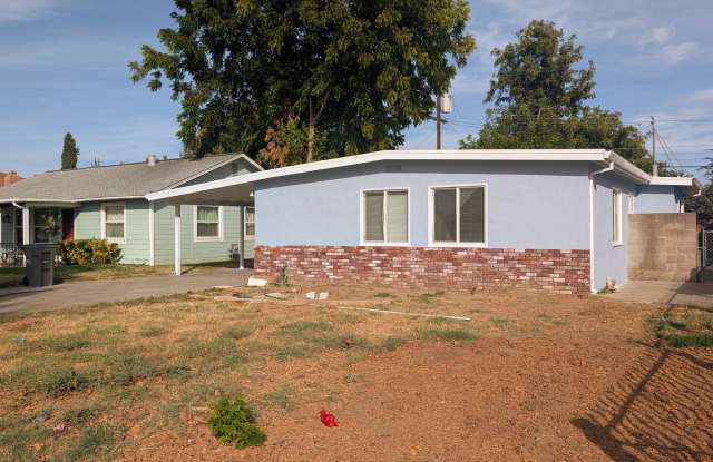 Great Looking 3bd / 1bth Single Family w/ huge yard! Gallery 4