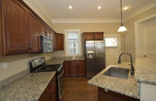 Luxury Townhome in the Heart of Downtown with Private Parking Gallery 3