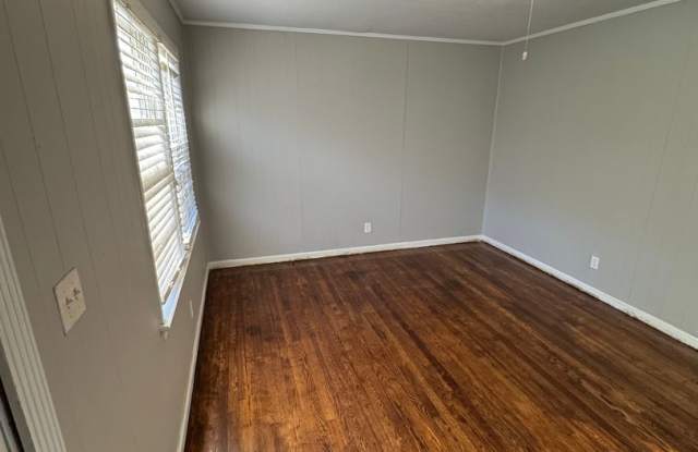 3BR/1BA Northport Gallery 3