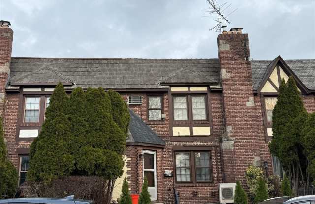 404 Bauer Place - 404 Bauer Place, Mineola, NY 11501