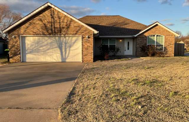 Large 3 Bedroom 2 Bathroom Home W/ Fenced Yard in WEBB CITY MO!!! - 1301 April Crossing, Webb City, MO 64870