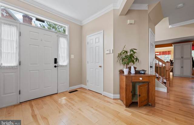 670 MCLEARY Square SE Gallery 2
