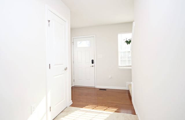 Spacious Pet-Friendly Home Near NGIC Gallery 3