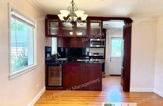 AWESOME 3 Bedroom in Magnolia w/ Spacious Rooms and Large Family Room! Gallery 4