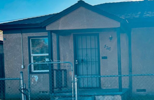 Roomy 1 Bed/1 Bath home with laundry hook ups. - 420 J Street, Modesto, CA 95351