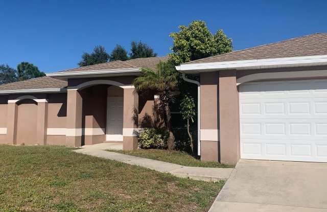 Dive Into Comfort – Home with Pool , Special Offer! Qualify for a deposit-free option and save on move-in costs! photos photos