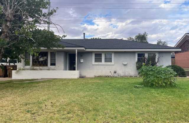 Spacious 4-Bed, 2-Bath Home in Big Spring, TX – Storage & Yard Space Galore! photos photos