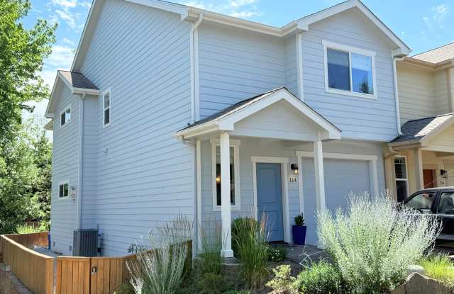 Elegant Townhome – 2 Primary Suites, balcony  Scenic Views! photos photos