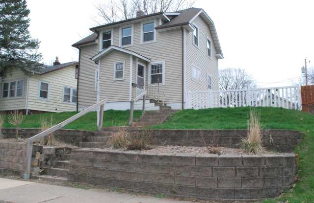 246 15th St NW - 246 15th Street Northwest, Cedar Rapids, IA 52405