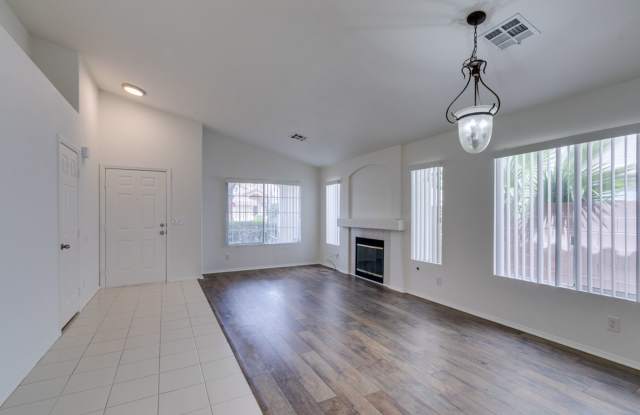 GORGEOUS SINGLE STORY HOME WITH TONS OF UPGRADES* Gallery 4