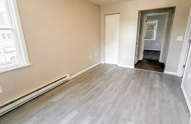 319 North Broadway Street - A Gallery 3