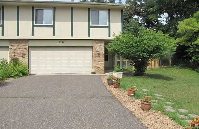 Great Eden Prairie location! 3 Bed/2 Bath Townhome, corner lot. MUST SEE! Avail 10/1/24 photos photos