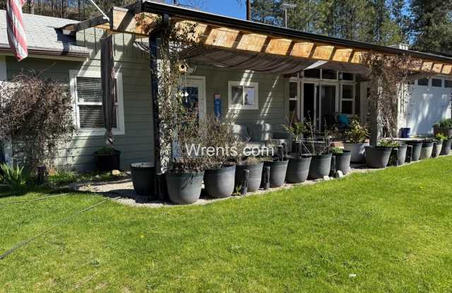 2 Bed / 1 Bath - Lakeview Bungalow in Suncrest - 6808 Washington 291, Stevens County, WA 99006