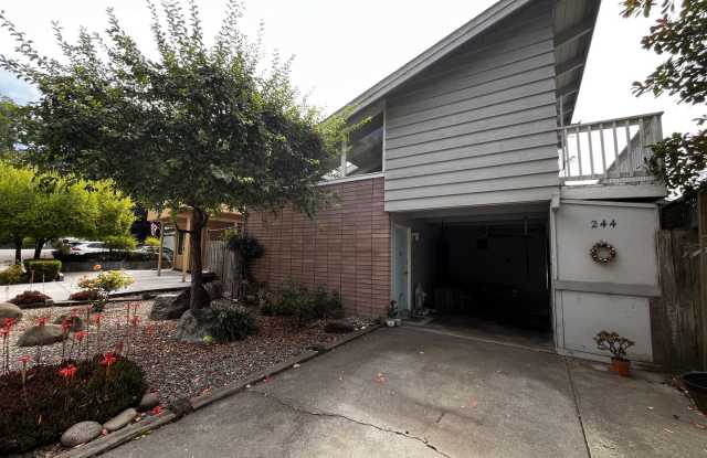 Beautiful and spacious 2 Bedroom, 1.5 Bathroom Located in Rio Del Mar, close to the beach and Aptos Village photos photos