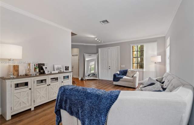 1095 Chenille Circle Gallery 3