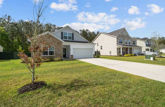 Beautiful 4-Bedroom Home in The Commons Featuring a Convenient Floor Plan Gallery 3