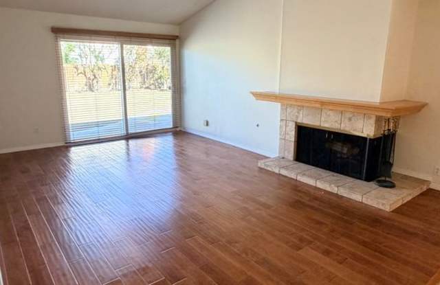 Lovely spacious 3 bedroom with huge back yard Gallery 3