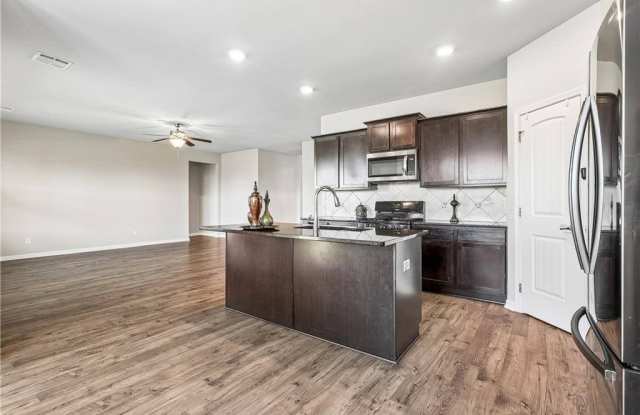 697 Lakeshore Village Drive Gallery 4