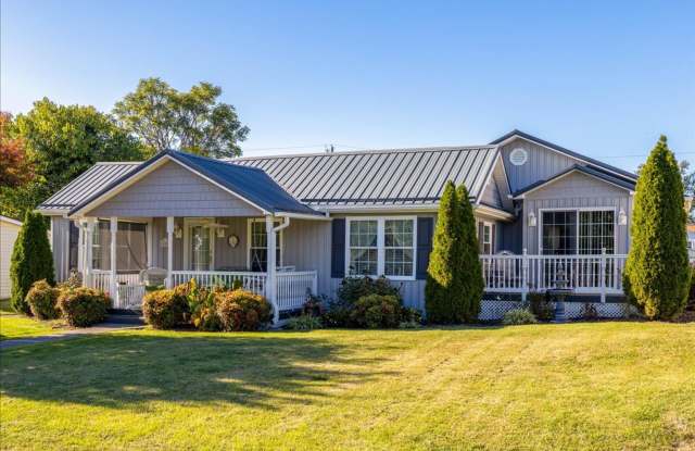 Spacious 3-Bedroom Home with Porch, Deck and Office Gallery 1