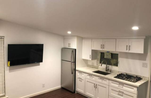 4236 Ellenita Ave Gallery 2