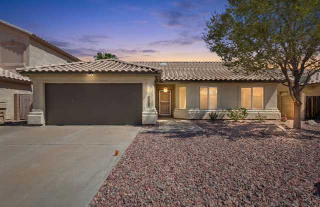 4 Bedrooms, 2 Bathroom, With A POOL, Newer AC, Modern Kitchen and NO HOA, This is a must SEE!   AVAILABLE NOW!!! Gallery 4