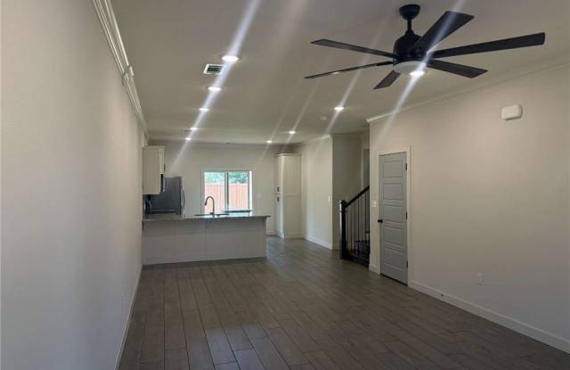 3217 SW Hillstone Avenue Gallery 2