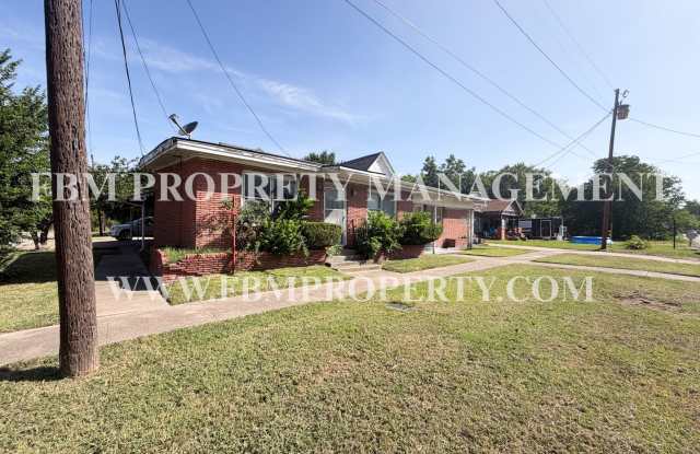 900 E 6th Ave, Unit 2 - Cozy 2 Bedroom, 1 Bathroom Home in Corsicana, TX! Gallery 2