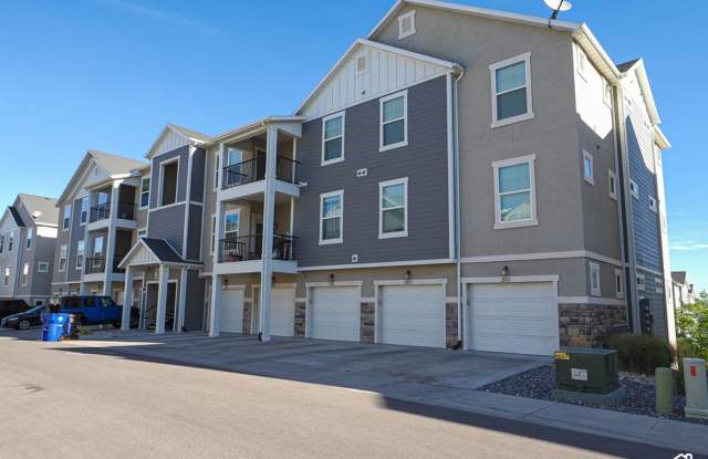 3 Bed / 2 Bath Top-Floor Condo Near Mountain View Village — Garage & Pool Gallery 1