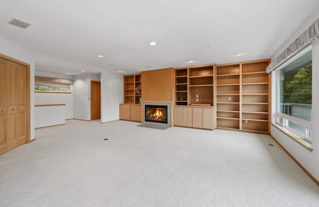 3Bd/3.25Ba Lake Forest Park Home Gallery 4
