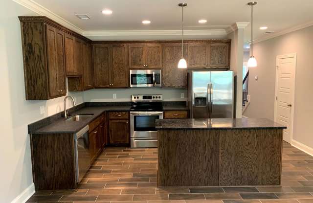 3 Bed / 2.5 Bath Triplex with Garage - Available Fall 2027! Gallery 3