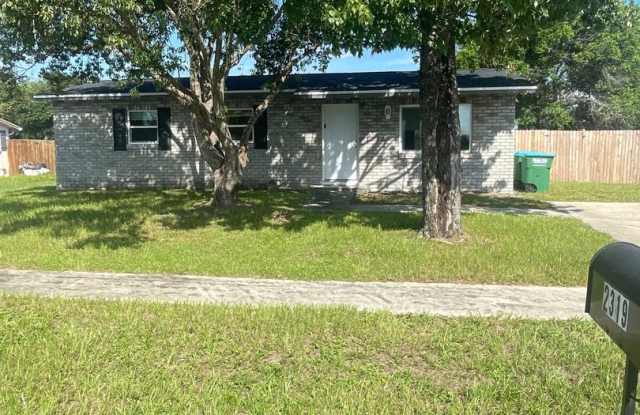 3 Bed 1 Bath Home | Pet Friendly | Fenced Yard | Washer Dryer Hook Ups | Section 8 Welcomed photos photos