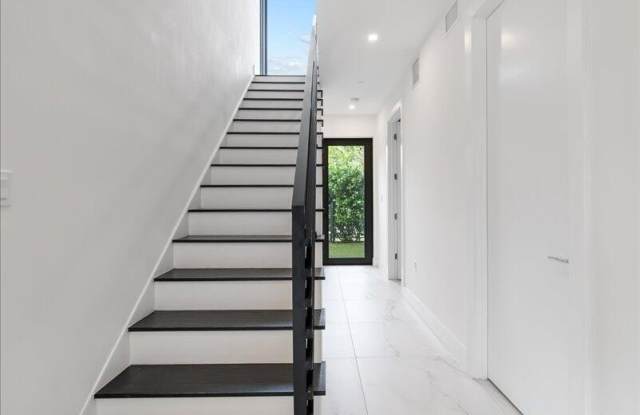 1052 N Victoria Park Road Gallery 4
