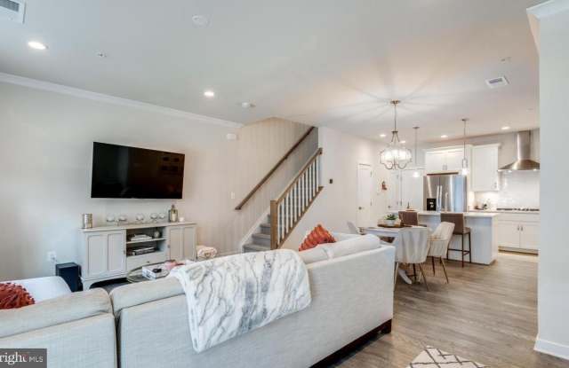 43190 MONGOLD Square Gallery 3