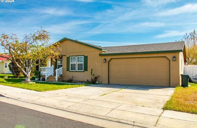 Available Now!! - 1432 Southwest Riverhill Drive, Hermiston, OR 97838