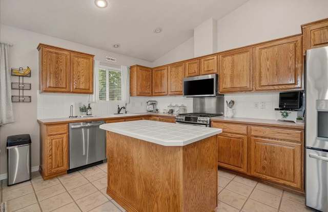 Qualchan Hills Gorgeous 4 bed / 4 bath Gallery 4