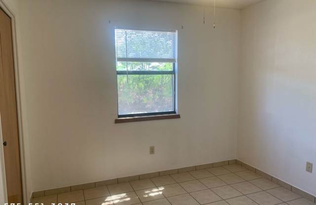 4-plex unit 2 bedroom, 1 bathroom- low maintenance Gallery 4